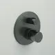 Einzelthermostat mit runder Rosette und zwei Einstellknöpfen in Magnetic Grey. Unterzeichnet von Ideal Standard. Montiert an einer hellen Wand.